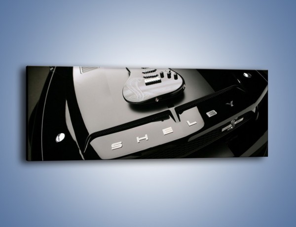 Obraz na płótnie – Gitara na masce Ford Shelby – jednoczęściowy panoramiczny TM056