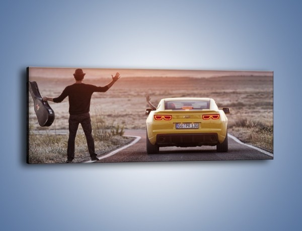Obraz na płótnie – Chevrolet Camaro na pustynnej drodze – jednoczęściowy panoramiczny TM080
