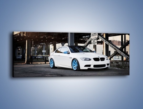 Obraz na płótnie – BMW E92 M3 Coupe pod starym mostem – jednoczęściowy panoramiczny TM088