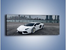 Obraz na płótnie – Lamborghini Aventador na tle miasta – jednoczęściowy panoramiczny TM197