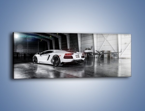 Obraz na płótnie – Lamborghini Aventador i samolot w tle – jednoczęściowy panoramiczny TM204