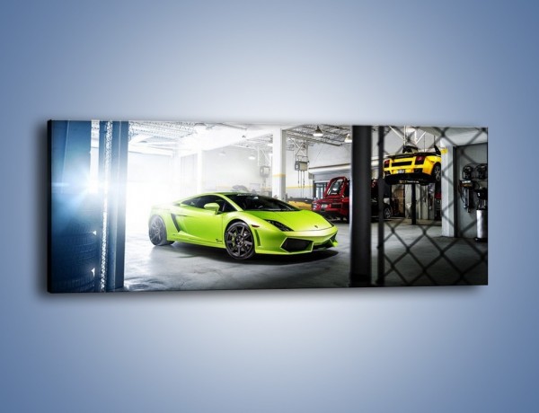 Obraz na płótnie – Limonkowe Lamborghini Gallardo w garażu – jednoczęściowy panoramiczny TM206