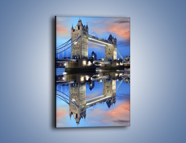 Obraz na płótnie – Tower Bridge w odbiciu wody – jednoczęściowy prostokątny pionowy AM083