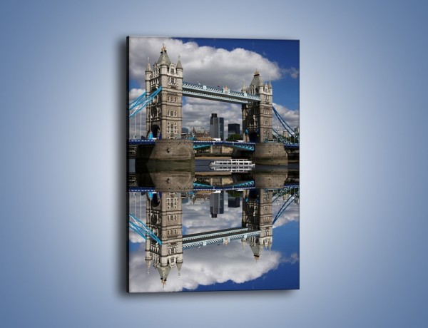 Obraz na płótnie – Tower Bridge w lustrzanym odbiciu wody – jednoczęściowy prostokątny pionowy AM084