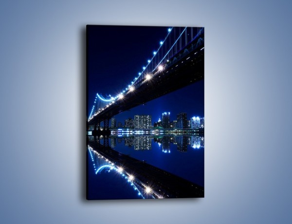 Obraz na płótnie – Oświetlony most w odbiciu wody – jednoczęściowy prostokątny pionowy AM211