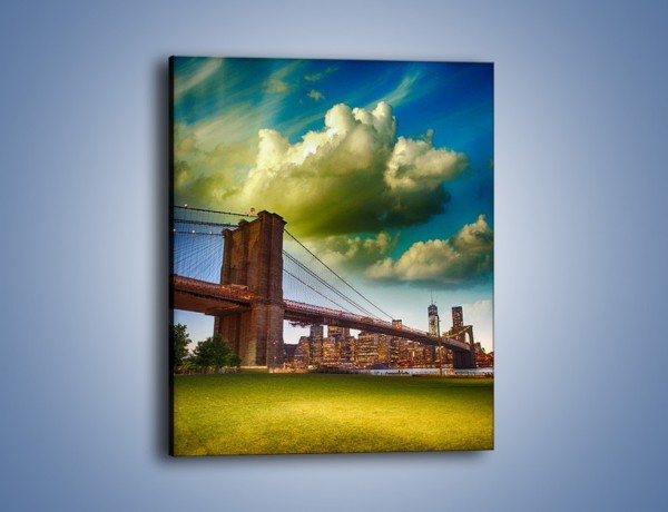 Obraz na płótnie – Most Brookliński pod pochmurnym niebem – jednoczęściowy prostokątny pionowy AM752