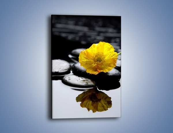 Obraz na płótnie – Odbicie żółtego kwiatka – jednoczęściowy prostokątny pionowy K282