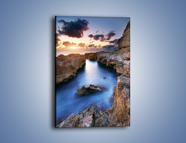 Obraz na płótnie – Zachód słońca nad morskimi skałami – jednoczęściowy prostokątny pionowy KN399