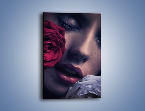 Obraz na płótnie – Kobieta i róże – jednoczęściowy prostokątny pionowy L040