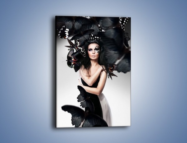 Obraz na płótnie – Kobieta wśród czarnych motyli – jednoczęściowy prostokątny pionowy L062