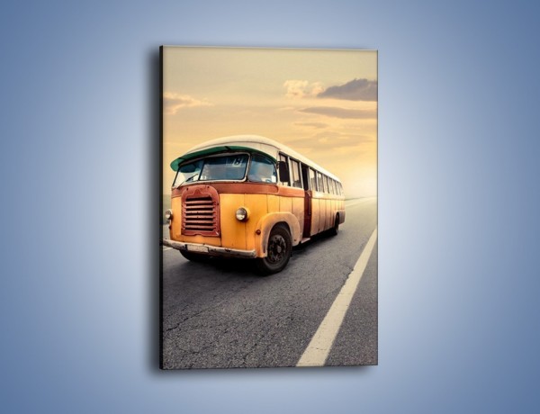 Obraz na płótnie – Stary żółty busik na drodze – jednoczęściowy prostokątny pionowy TM037