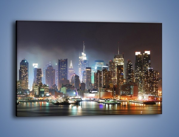 Obraz na płótnie – Oświetlone miasto nocą nad wodą – jednoczęściowy prostokątny poziomy AM103