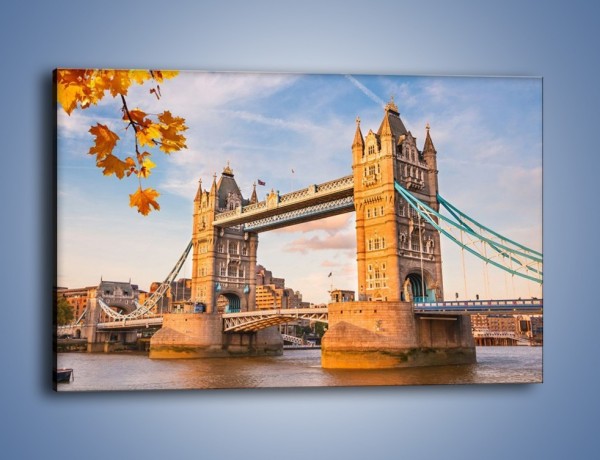 Obraz na płótnie – Tower Bridge jesienną porą – jednoczęściowy prostokątny poziomy AM511