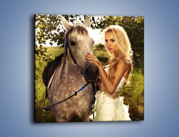 Obraz na płótnie – Koń z kobietą w bieli – jednoczęściowy kwadratowy L331