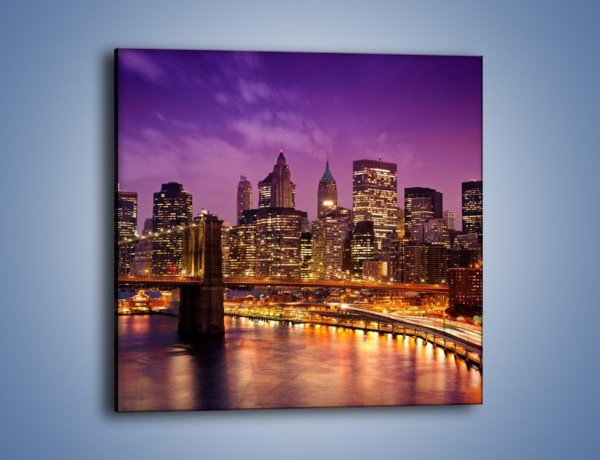 Obraz na płótnie – Nowy York pod fioletowym niebem – jednoczęściowy kwadratowy AM434