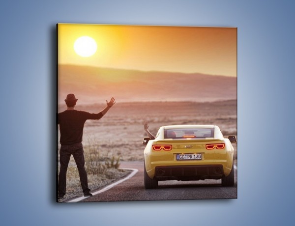 Obraz na płótnie – Chevrolet Camaro na pustynnej drodze – jednoczęściowy kwadratowy TM080