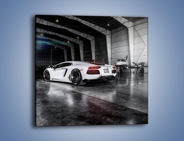 Obraz na płótnie – Lamborghini Aventador i samolot w tle – jednoczęściowy kwadratowy TM204