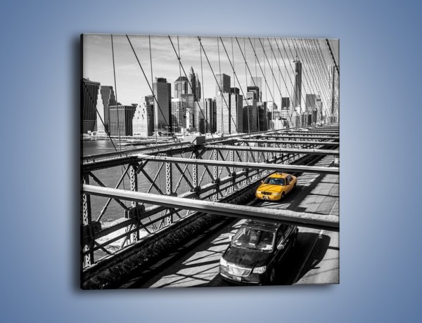 Obraz na płótnie – Taksówka na nowojorskim moście – jednoczęściowy kwadratowy TM224