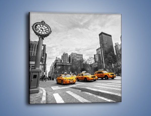 Obraz na płótnie – Żółte taksówki na szarym tle miasta – jednoczęściowy kwadratowy TM225