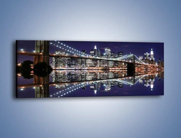 Obraz na płótnie – Most Brookliński w lustrzanym odbiciu wody – jednoczęściowy panoramiczny AM067