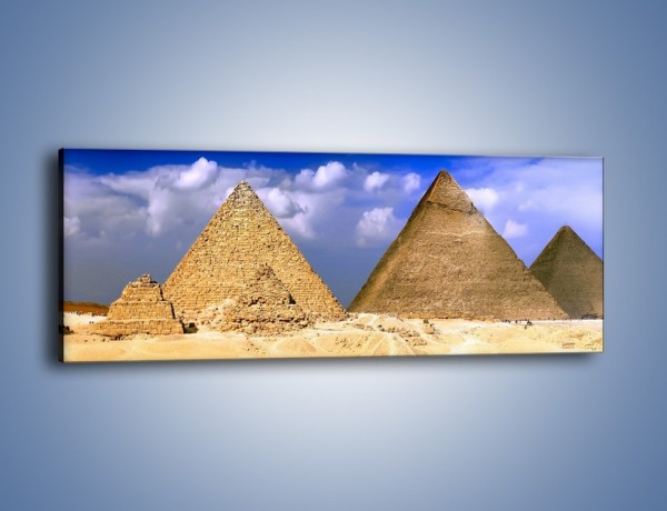 Obraz na płótnie – Piramidy w Egipcie pod chmurami – jednoczęściowy panoramiczny AM098