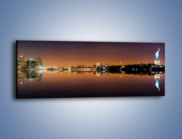 Obraz na płótnie – Wieczorne oświetlenie Nowego Jorku – jednoczęściowy panoramiczny AM102