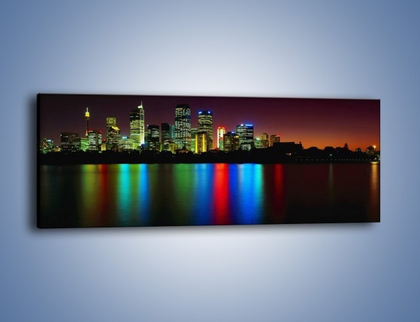 Obraz na płótnie – Odbicie kolorowych świateł miasta w wodzie – jednoczęściowy panoramiczny AM146