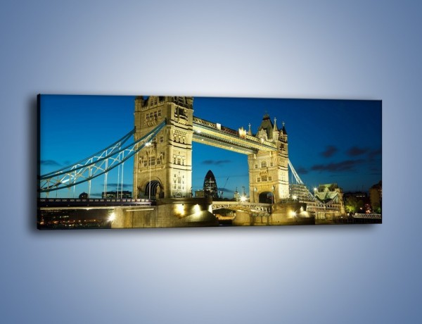 Obraz na płótnie – Tower Bridge wieczorową porą – jednoczęściowy panoramiczny AM159