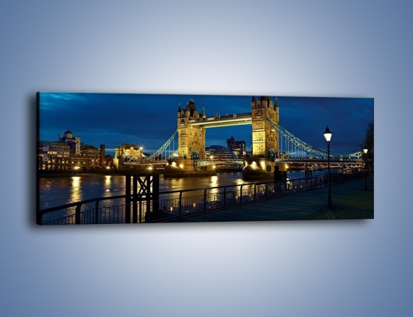 Obraz na płótnie – Tower Bridge w świetle nocnych lamp – jednoczęściowy panoramiczny AM210