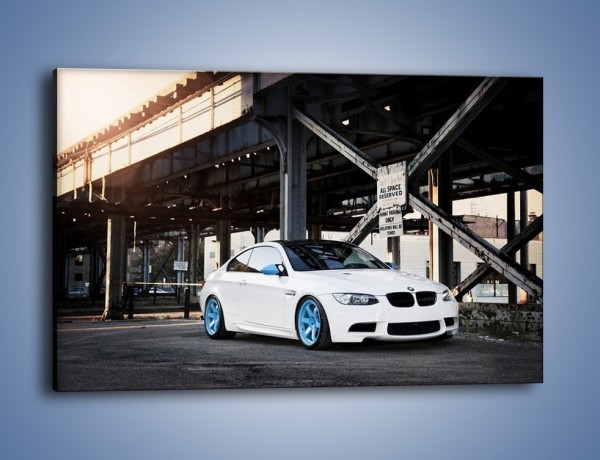 Obraz na płótnie – BMW E92 M3 Coupe pod starym mostem – jednoczęściowy prostokątny poziomy TM088