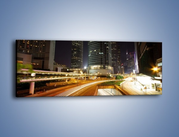 Obraz na płótnie – Miasto w nocnym ruchu ulicznym – jednoczęściowy panoramiczny AM225
