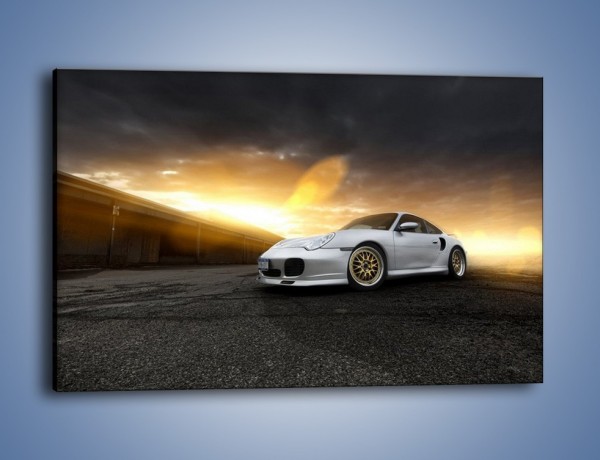 Obraz na płótnie – Zachód słońca nad Porsche 913 – jednoczęściowy prostokątny poziomy TM200