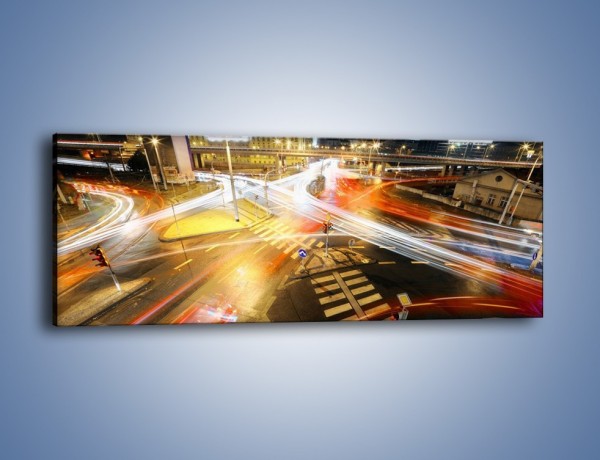 Obraz na płótnie – Światła samochodów w ruchu na skrzyżowaniu – jednoczęściowy panoramiczny AM279