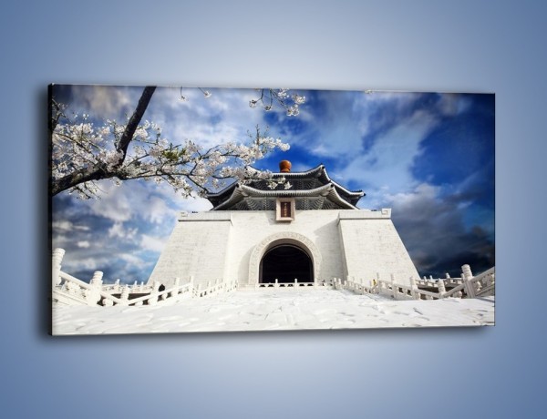 Obraz na płótnie – Azjatycka architektura z białymi kwiatami – jednoczęściowy panoramiczny AM300