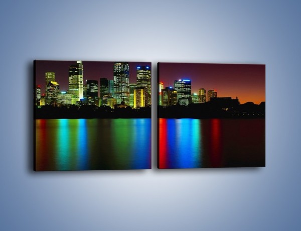 Obraz na płótnie – Odbicie kolorowych świateł miasta w wodzie – dwuczęściowy kwadratowy poziomy AM146