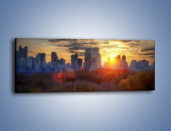 Obraz na płótnie – Wschód słońca nad miastem – jednoczęściowy panoramiczny AM318