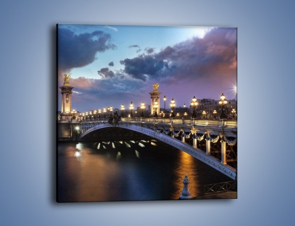 Obraz na płótnie – Most Aleksandra III w świetle lamp – jednoczęściowy kwadratowy AM648