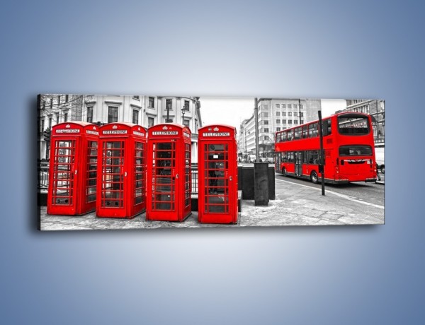 Obraz na płótnie – Czerwony autobus i budki telefoniczne – jednoczęściowy panoramiczny AM397