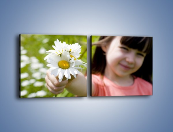 Obraz na płótnie – Kwiatki od małej dziewczynki – dwuczęściowy kwadratowy poziomy L255