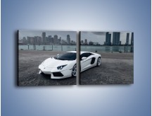 Obraz na płótnie – Lamborghini Aventador na tle miasta – dwuczęściowy kwadratowy poziomy TM197