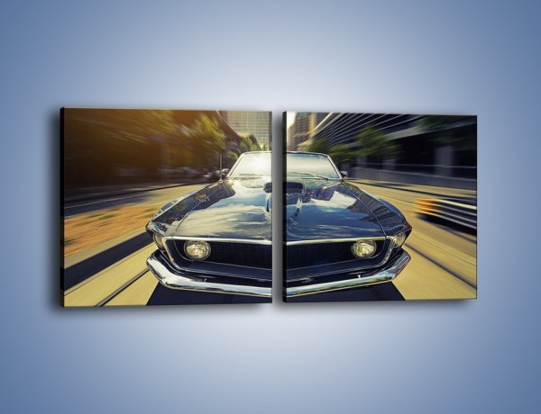 Obraz na płótnie – Ford Mustang w mieście – dwuczęściowy kwadratowy poziomy TM215