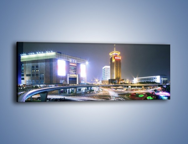 Obraz na płótnie – Oświetlone skrzyżowanie ulic w Szanghaju – jednoczęściowy panoramiczny AM446