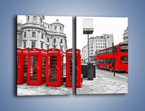 Obraz na płótnie – Czerwony autobus i budki telefoniczne – dwuczęściowy prostokątny pionowy AM397