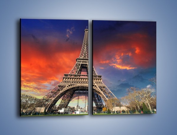 Obraz na płótnie – Wieża Eiffla pod niebiesko-czerwonym niebem – dwuczęściowy prostokątny pionowy AM463