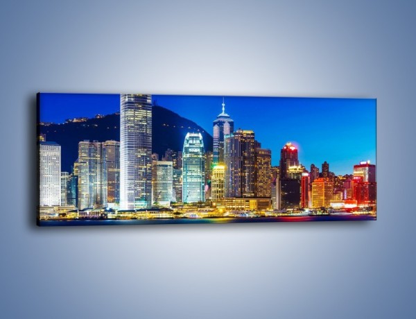 Obraz na płótnie – Oświetlone wieżowce Hong Kongu – jednoczęściowy panoramiczny AM498