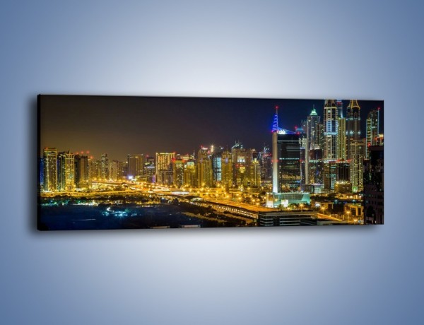 Obraz na płótnie – Oświetlony Dubaj nocą – jednoczęściowy panoramiczny AM506