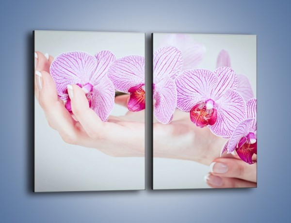 Obraz na płótnie – Piękno kwiatów w dłoni – dwuczęściowy prostokątny pionowy K690