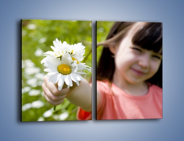 Obraz na płótnie – Kwiatki od małej dziewczynki – dwuczęściowy prostokątny pionowy L255