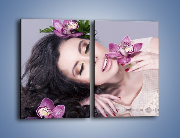 Obraz na płótnie – Piękne kwiaty w otoczeniu kobiety – dwuczęściowy prostokątny pionowy L330