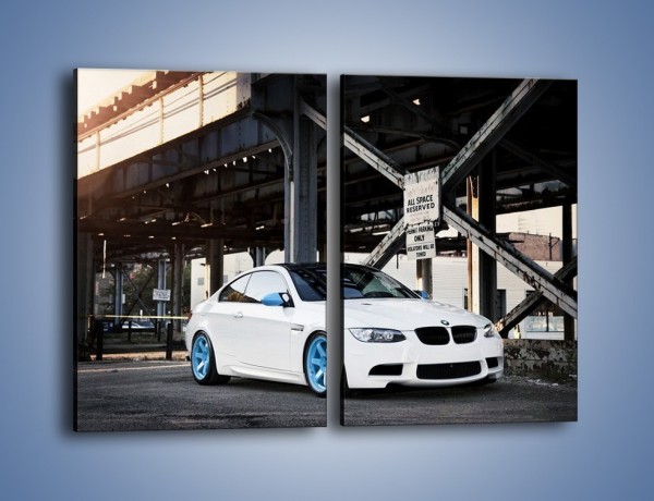 Obraz na płótnie – BMW E92 M3 Coupe pod starym mostem – dwuczęściowy prostokątny pionowy TM088